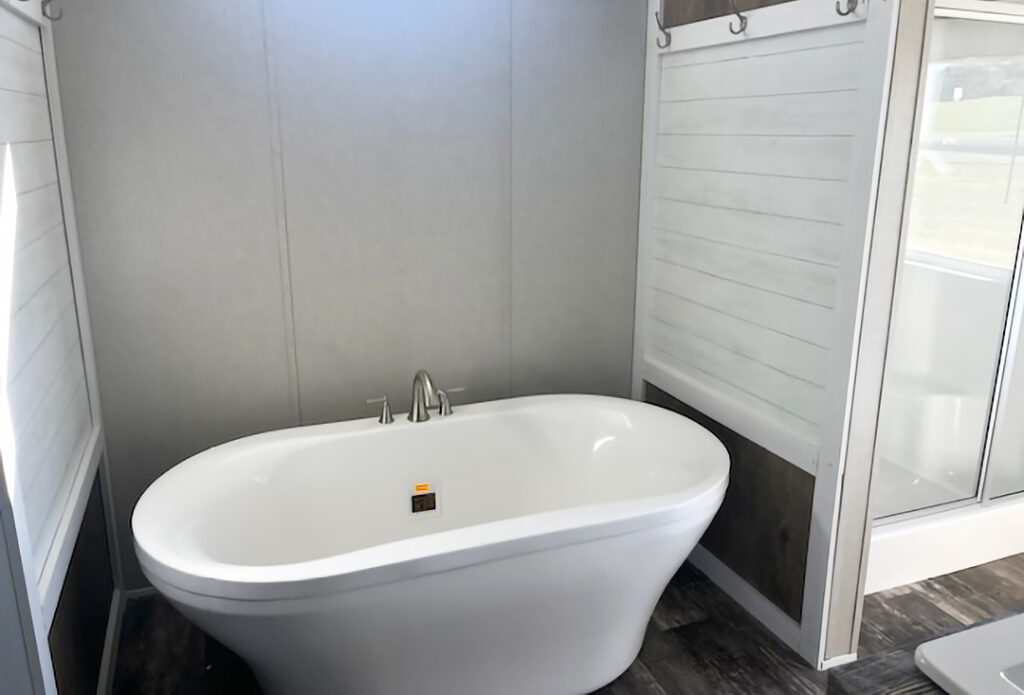 Free-standing tub