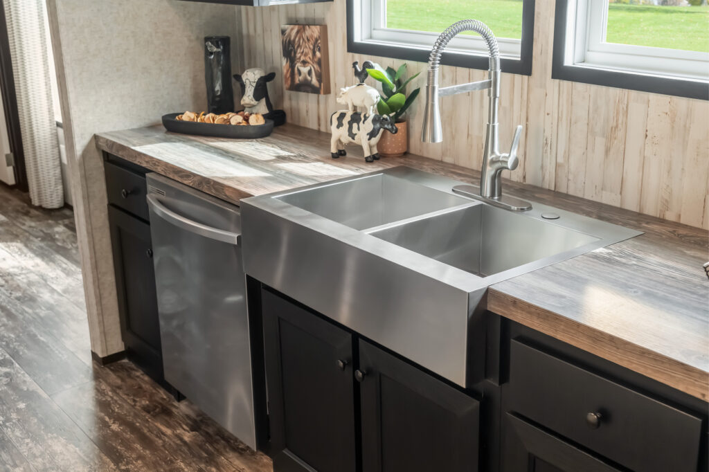 Stainless steel farmhouse sink